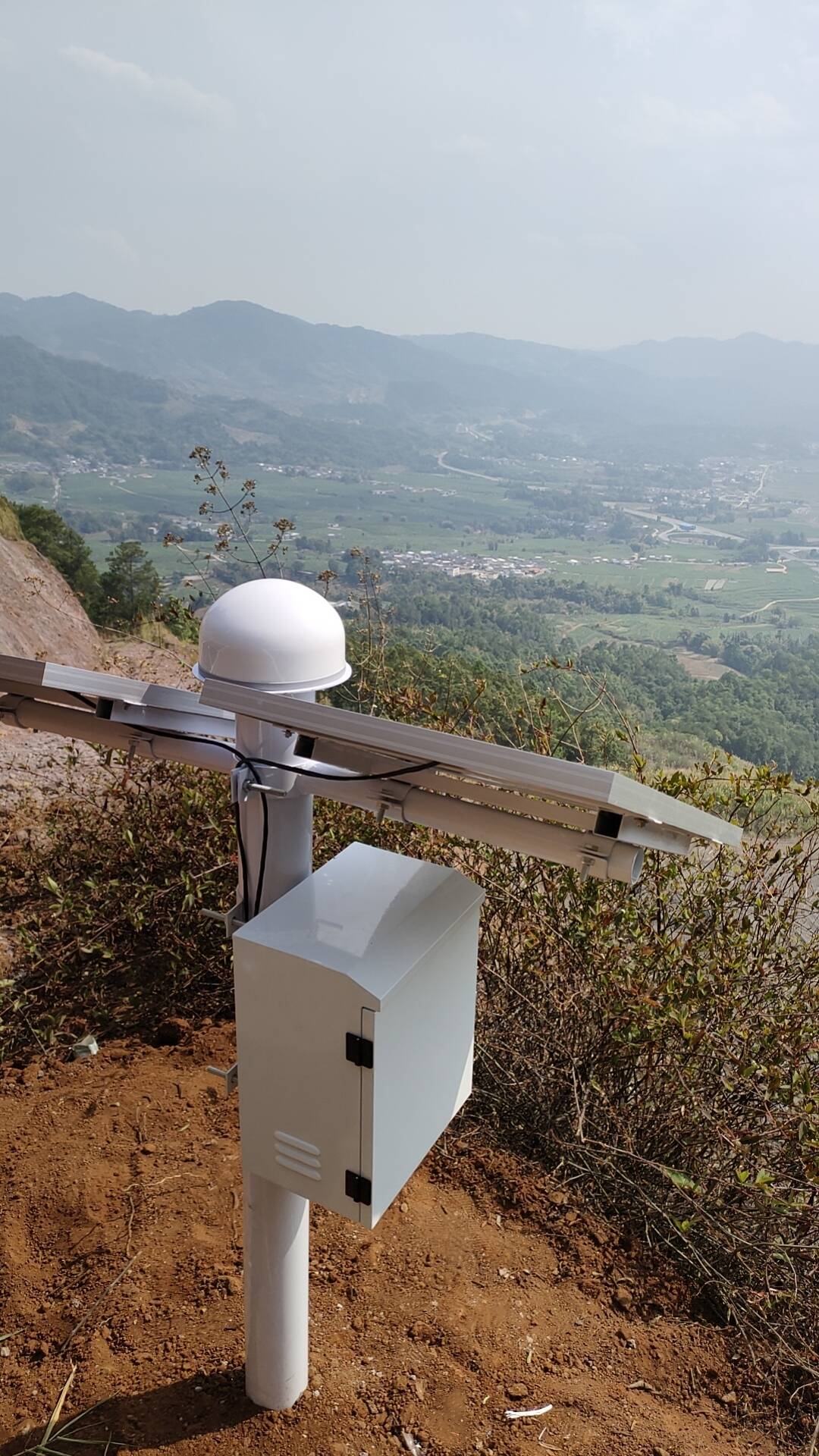 德宏州梁河縣芒東鎮(zhèn)戶那村竹平山采石場(chǎng)位移監(jiān)測(cè)站 (2).jpg