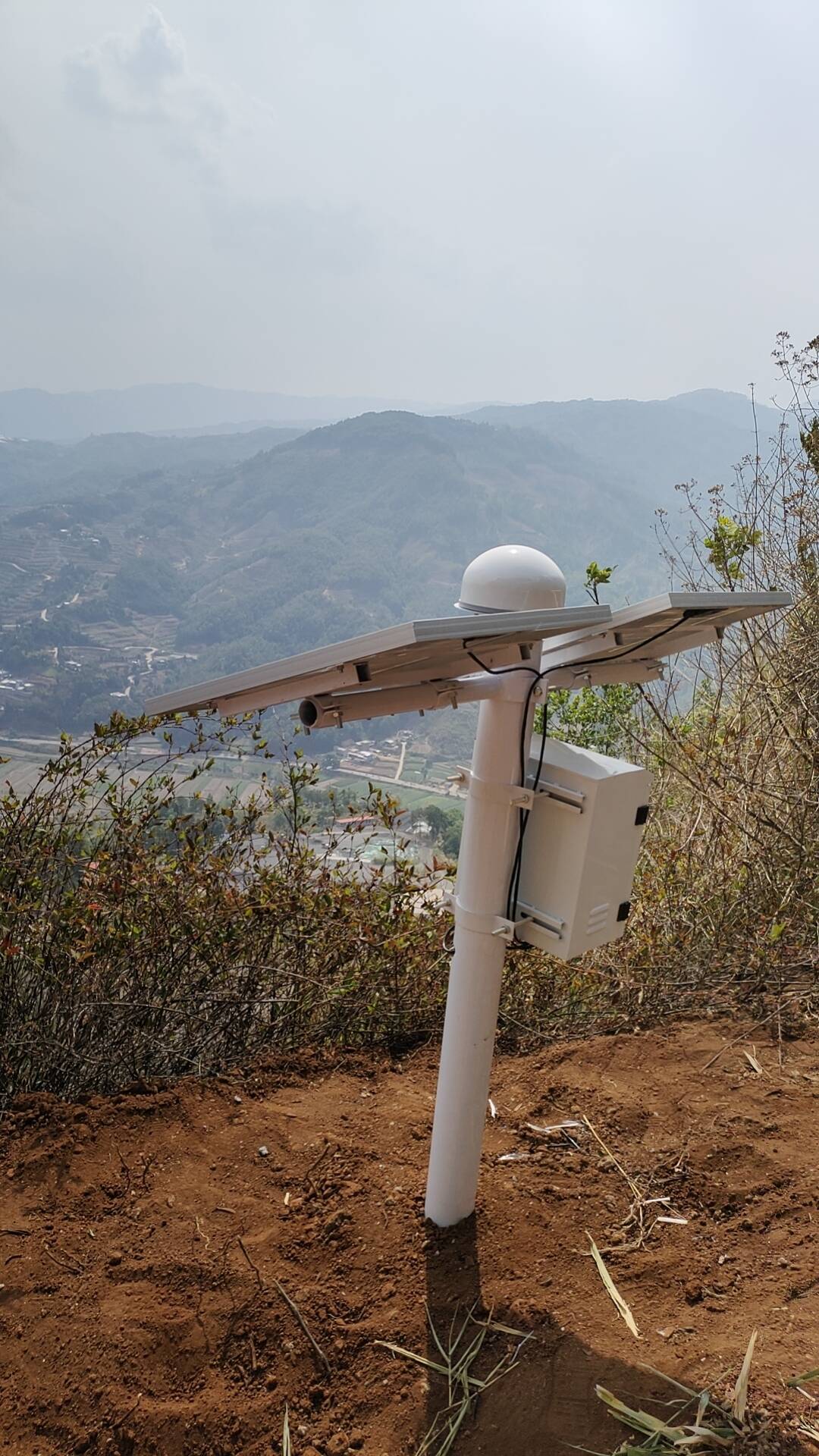 德宏州梁河縣芒東鎮(zhèn)戶那村竹平山采石場(chǎng)位移監(jiān)測(cè)站 (4).jpg